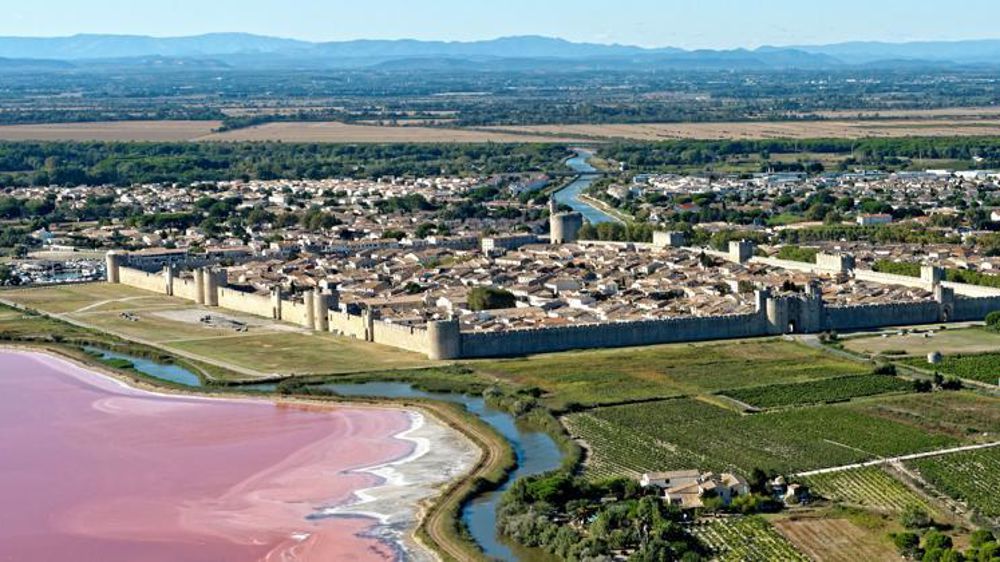 Aigues-Mortes est entourée de marais salants. © OT Aigues-Mortes